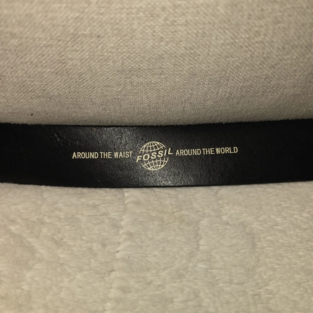 CLASSIC FOSSIL BRAND GENUINE BLACK LEATHER BELT SILVER BUCKLE MENS SIZE 42 EUC